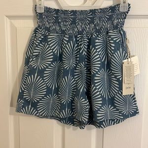 Joie Vintage Elastic waist tribal/tropical print blue & white shorts. S. NWT!